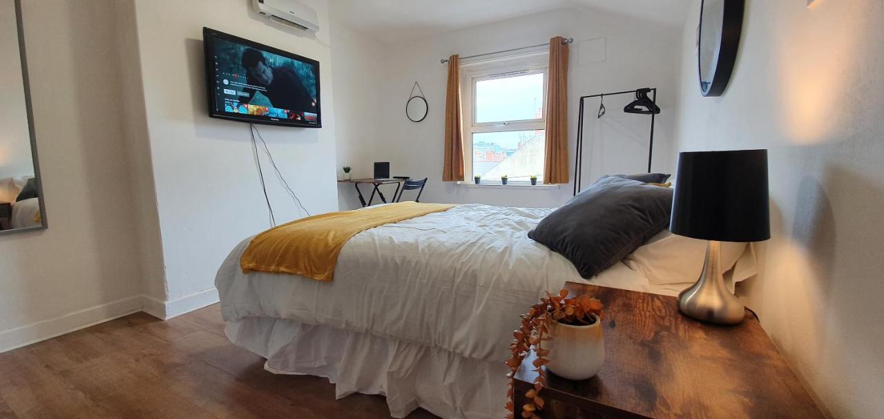 Fast Broadband, Budget Stay, Free Netflix. 카디프 외부 사진