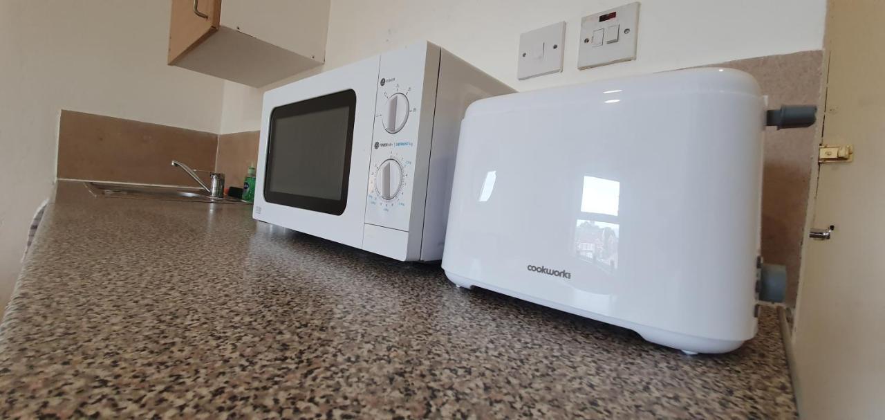 Fast Broadband, Budget Stay, Free Netflix. 카디프 외부 사진